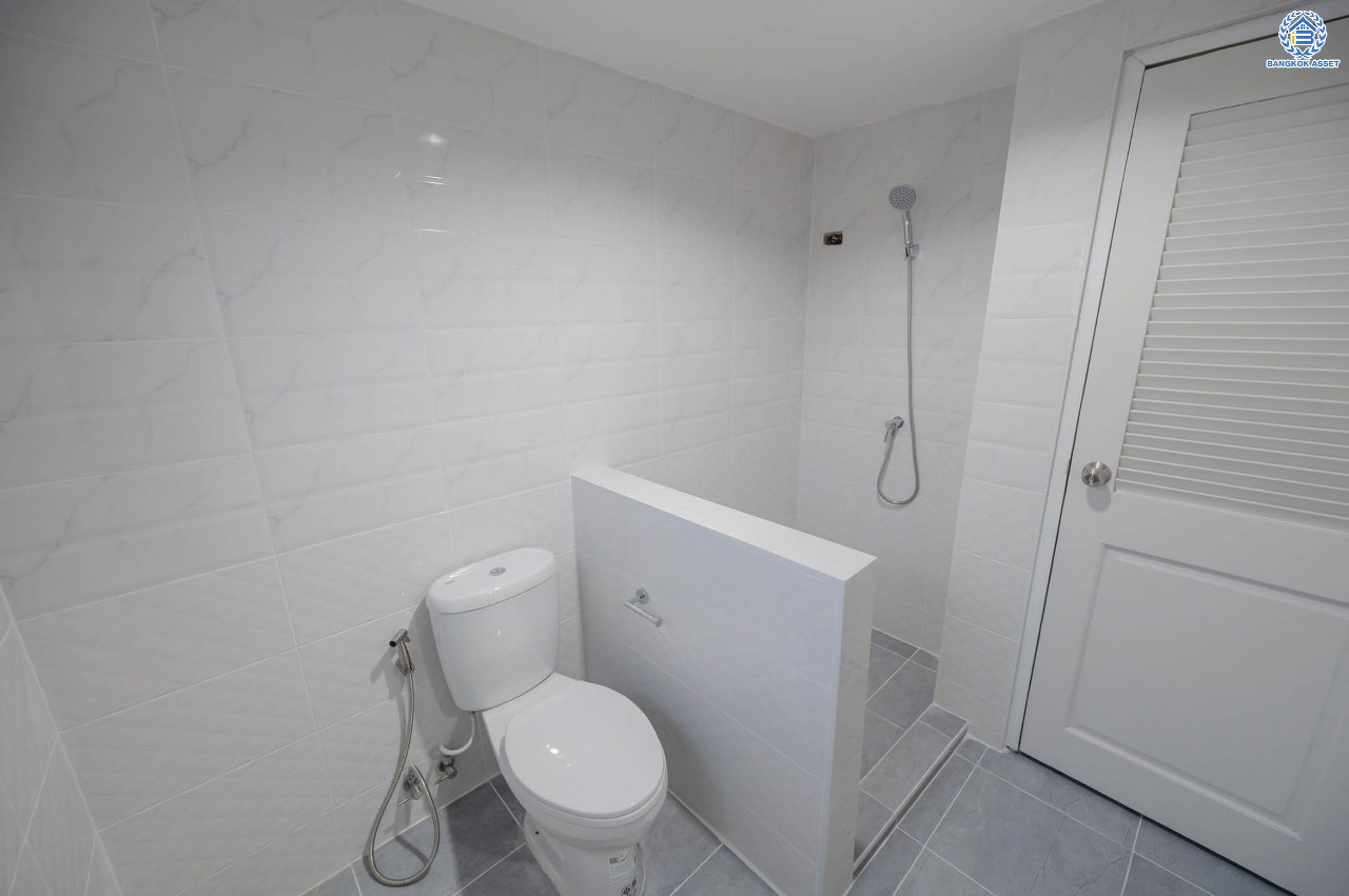 บ้านมือสองตกแต่งใหม่ โครงการ นราวดี  วงแหวน-พระราม5 เนื้อที่กว้าง 58.5 ตร.ว. พื้นที่ใช้สอย 157.3 ตร.ม. ฟังก์ชัน 4  ห้องนอน (ห้องนอนชั้นล่าง 1 ห้อง) 4 ห้องน้ำ 2 ที่จอดรถ บนทำเลติดถนนนครอินทร์ เดินทางง่าย เชื่อมต่อถนนกาญจนาภิเษก, ถนนนครอินทร์, ถนนราชพฤกษ์, ถนนพระราม5 ใกล้จุดขึ้นทางด่วน "ศรีรัช"